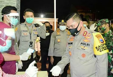 Kapolda Jatim Makan dan Ngopi Bersama Warga di Kapung Tanguh Kota Pasuruan