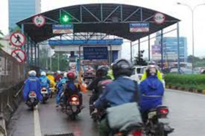 Menghindari Banjir, Sepeda Motor Masuk Jalan Tol