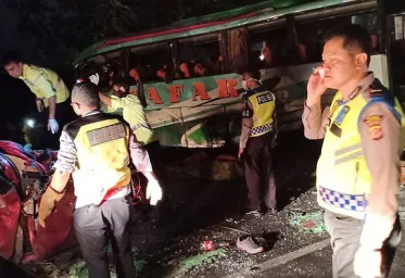 Tabrakan Maut di Tol Cipali 12 Orang Tewas 43 Luka Luka