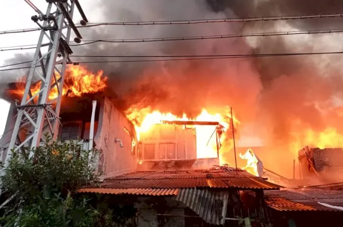 Kebakaran Dekat Stasiun Kemayoran Melumat 8 Rumah Semi Permanen 
