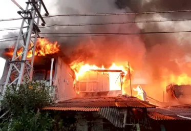 Kebakaran Dekat Stasiun Kemayoran Melumat 8 Rumah Semi Permanen 