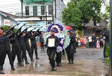 Kapolda Jatim Jadi Inspektur Pemakaman Bharatu Doni yang Gugur di Papua