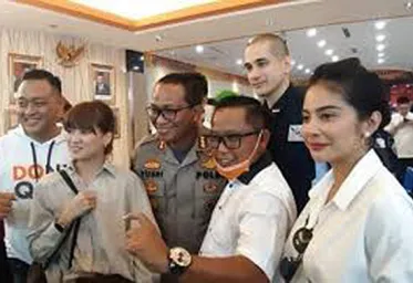 IPW Aksi Bagi bagi Masker Polisi danArtis Membahayakan Orang Banyak