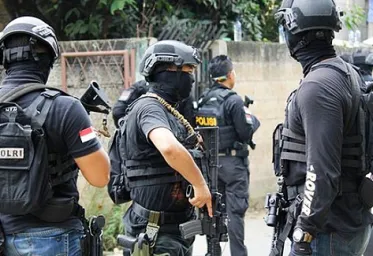 Pasangan Suami Istri Diamankan Densus 88 Polri di Lamongan