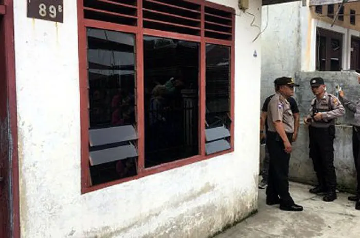 Polisi Geledah Rumah Diduga Milik Pelaku Bom Bunuh Diri<br>