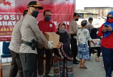 Wakapolda Metro Jaya Beri Bantuan Warga Pulogadung Jaktim Terdampak Covid19