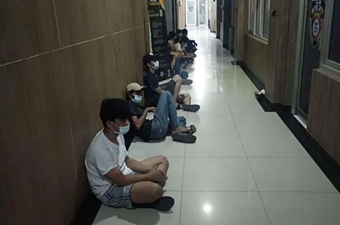 Polisi Mengamankan 19 Orang Saat Nongkrong di Warnet