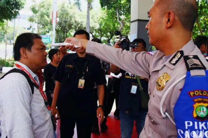 Pengunjung Samsat Polda Metro Dicek Suhu Badan Cegah Virus Corona<br><br>