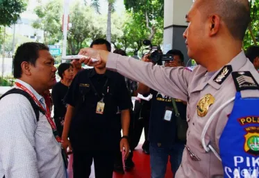 Pengunjung Samsat Polda Metro Dicek Suhu Badan Cegah Virus Corona