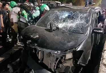 Anggota Polisi Dikeroyok Massa Akibat Senggolan Mobil dan Mobil