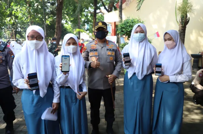 Polisi Gelar Vaksinasi Putih Abu-Abu SMAN 1 Sooko Mojokerto