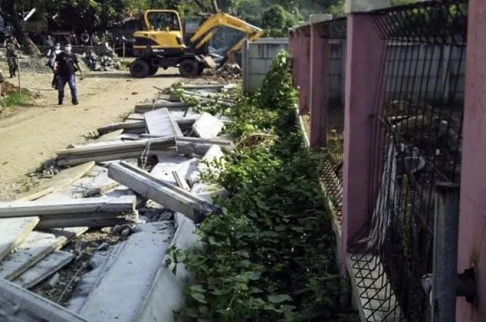 Akhirnya Pemkot Robohkan Tembok Beton Yang Tutup Akses Rumah Warga Ciledug 