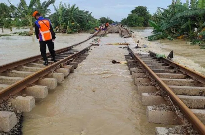 Akibat Banjir, Perjalanan Kereta Api dari Jakarta Senin Ini Dibatalkan