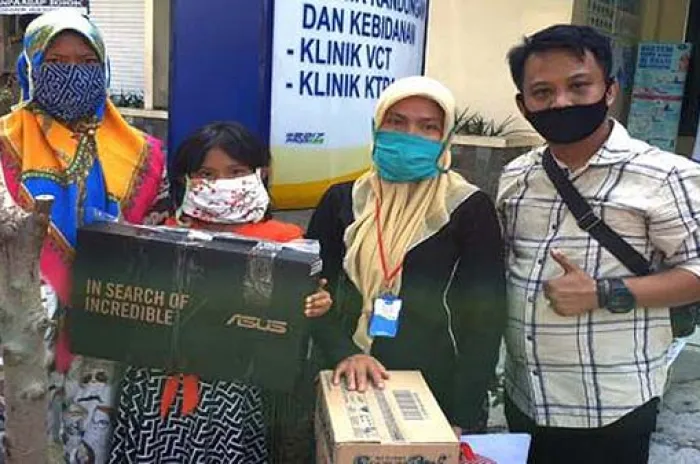 Gadis Kecil Asal Deli Serdang Dapat Hadiah Laptop Dari Kabaharkam Polri