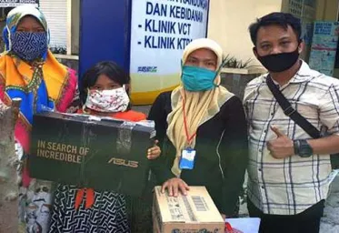 Gadis Kecil Asal Deli Serdang Dapat Hadiah Laptop Dari Kabaharkam Polri