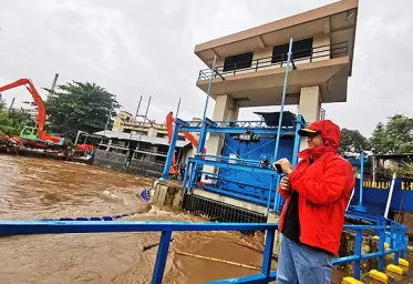 Gubernur Anies Pantau Ketinggian Air di Pintu Air Manggarai Jaksel