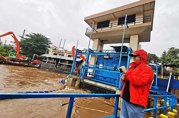 Gubernur Anies Pantau Ketinggian Air di Pintu Air Manggarai Jaksel