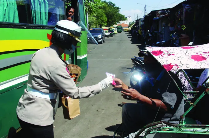 Dimasa Pandemi Waka Polda Jatim Bagikan Sembako dan Masker di Alun-Alun Gresik