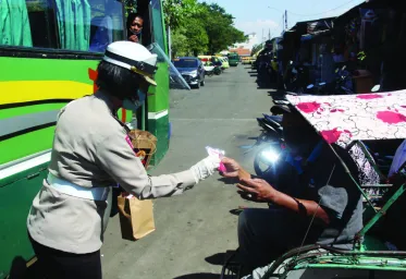 Dimasa Pandemi Waka Polda Jatim Bagikan Sembako dan Masker di AlunAlun Gresik