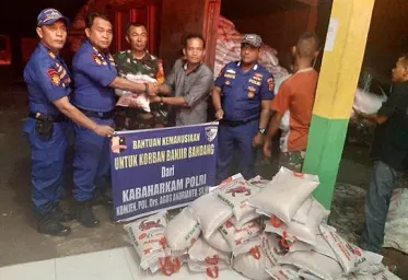 Baharkam Polri Bantu Korban Banjir Bandang di Labura 85 Ton Betas