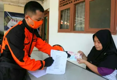 Bansos Tunai Rp 600 Ribu Disalurkan Lewat PT Pos