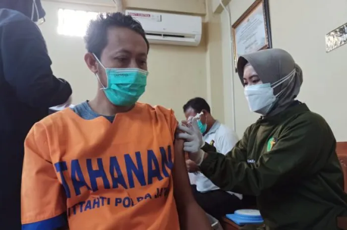 Dittahti Polda Jatim Laksanakan Vaksinasi Massal Tahap Pertama kepada para Tahanan