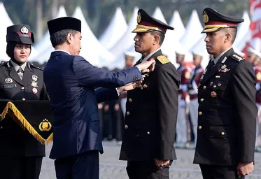 4 Anggota Polri Terima Bintang Jasa Bhayangkara Nararya Dari Presiden