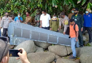 Bola Hitam Misterius Ditemukan Warga Bintan