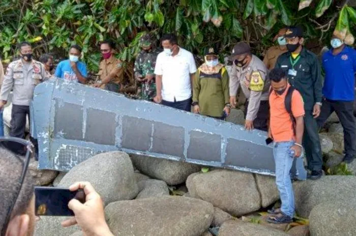 Bola Hitam Misterius Ditemukan Warga Bintan