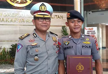 Briptu Sani dan Dua Polisi Tangsel Dapat Penghargaan Dari Kapolda