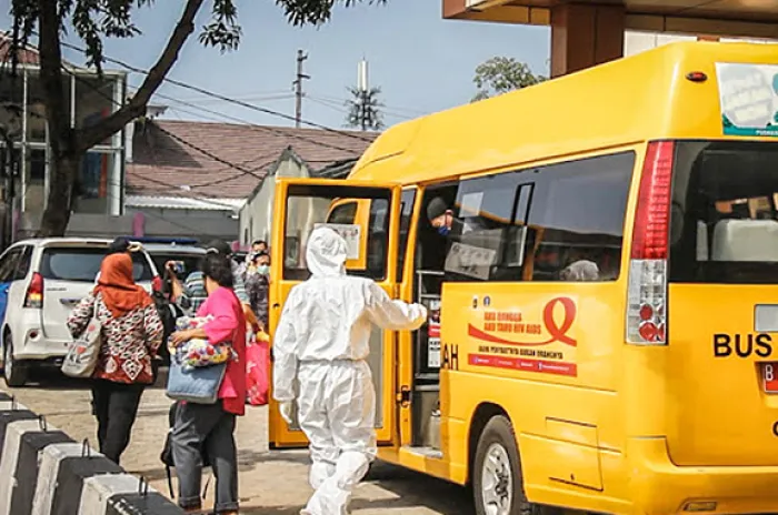 Bus Sekolah Digunakan Untuk Evakuasi Pasien Covid-19