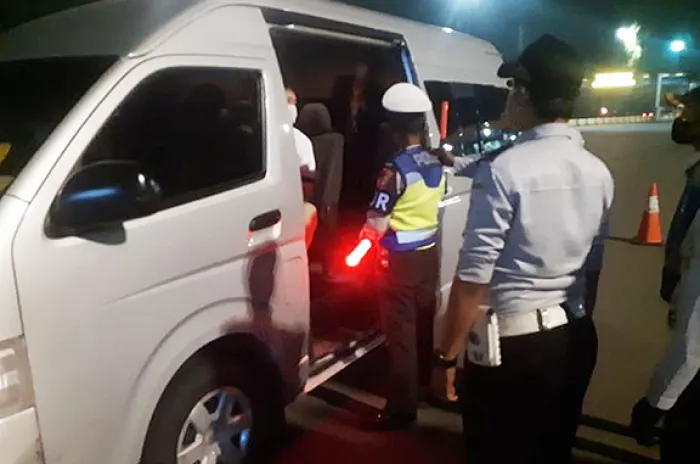 Patroli Gabungan Polres Depok Temukan 2 Mobil Travel Pemudik Masuk Depok