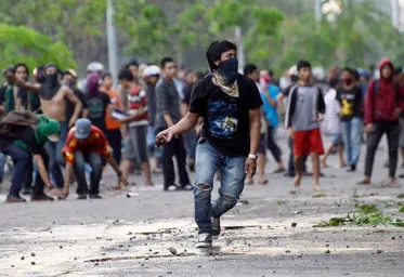 Polisi Dipukul Mahasiswa Saat Aksi Demo di Makasar