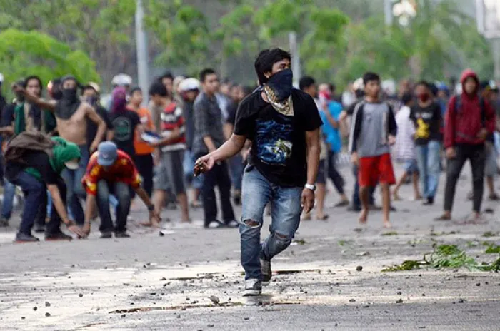 Polisi Dipukul Mahasiswa Saat Aksi Demo di Makasar