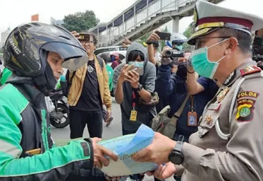 Ditlantas Polda Metro Jaya Salurkan BantuanBeras Dari Jokowi Untuk Para Ojek Online