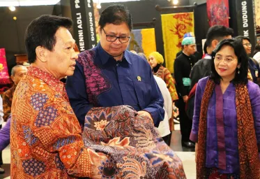Dongkrak Daya Saing Batik dan Tenun Nusantara dengan Substitusi Impor