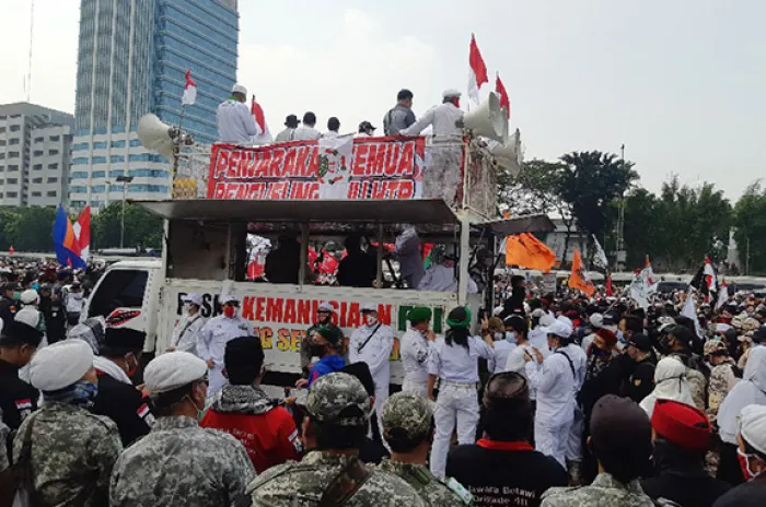 Massa PA 212 dan Buruh Kepung DPR RI