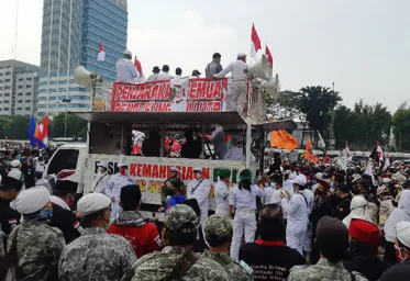 Massa PA 212 dan Buruh Kepung DPR RI