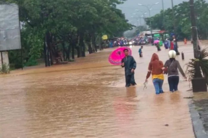 Gara-Gara Jalur Pantura Semarang Terendam Banjir, Lalu Lintas Dialihkan