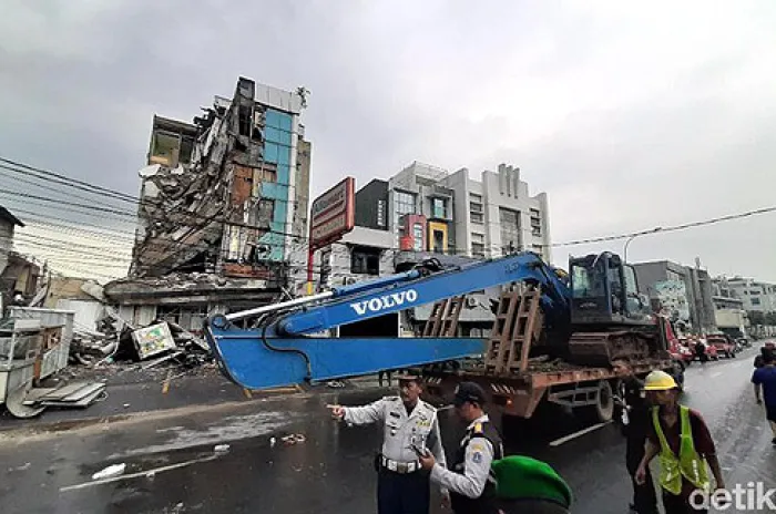 Polres Jakarta Barat Usut Penyebab Robohnya Ruko 4 Lantai di Slipi<br><br>