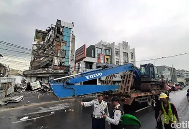 Polres Jakarta Barat Usut Penyebab Robohnya Ruko 4 Lantai di Slipi