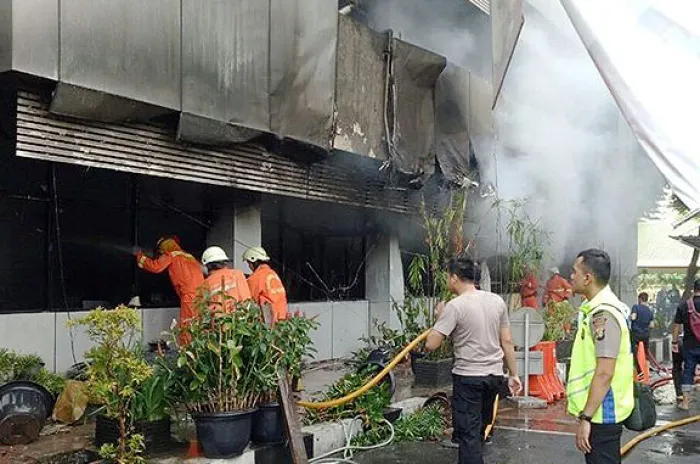 Ruang Bawah Tanah Polda Metro Jaya Dilalap Si Jago Merah