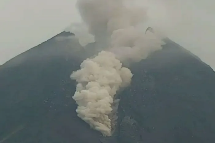 Merapi Terus Kelurkan Guguran Awan Panas Dan Hujan Abu