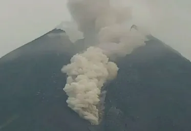 Merapi Terus Kelurkan Guguran Awan Panas Dan Hujan Abu