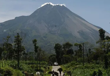 Merapi Muntahkan 10 Lava Pijar Ke Arah Kali Krasak