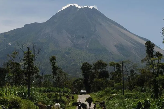 Merapi Muntahkan 10 Lava Pijar Ke Arah Kali Krasak