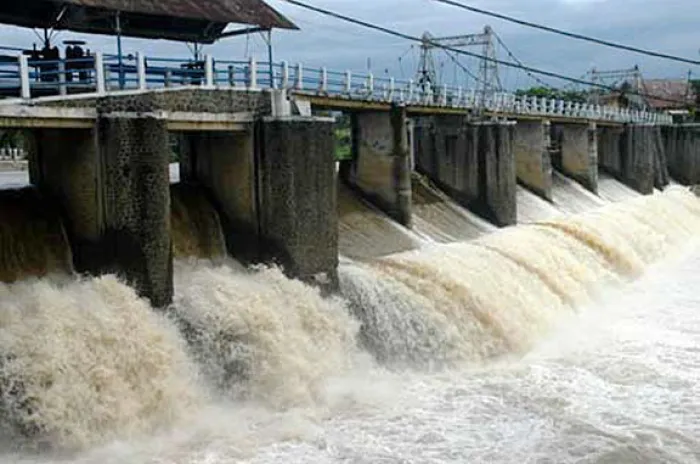 Hujan Deras Guyur Ibu Kota 4 Pintu Air di Jakarta Status 3