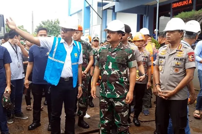 Kapolri dan Panglima TNI Kunjungi Korban Banjir<br><br>