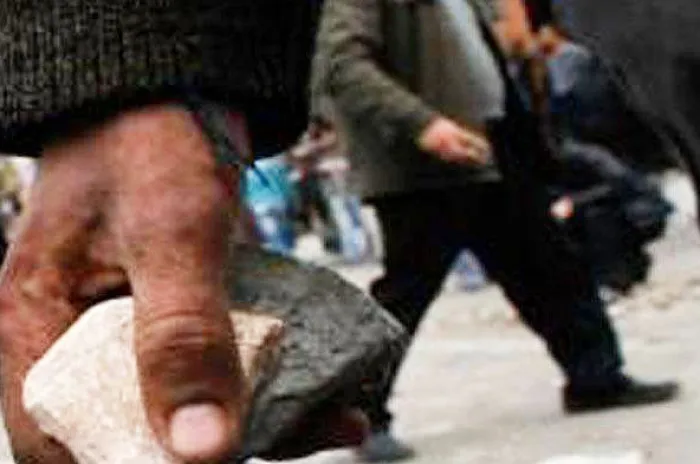Juragan Toko Kelontong Dipukul Pakai Batu Saat Salat Subuh di Masjid