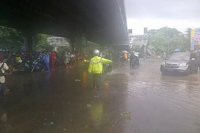 Satlantas Jaktim Menjaga Keamanan Berlalu Lintas Saat Musim Hujan